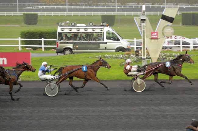 Photo d'arrivée de la course pmu PRIX DE SAVENAY à PARIS-VINCENNES le Jeudi 19 novembre 2015