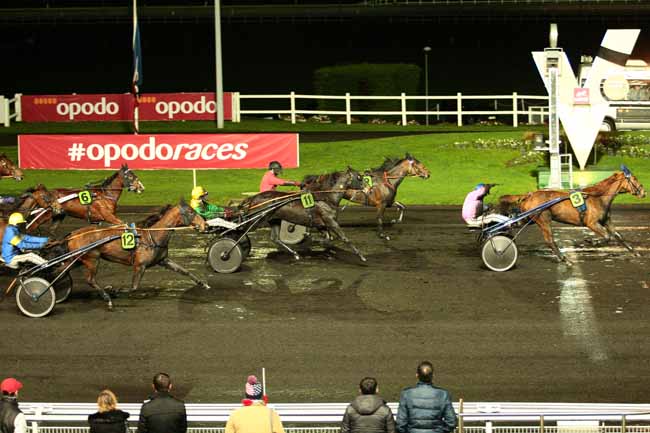 Photo d'arrivée de la course pmu PRIX DE BAZAS à PARIS-VINCENNES le Samedi 21 novembre 2015
