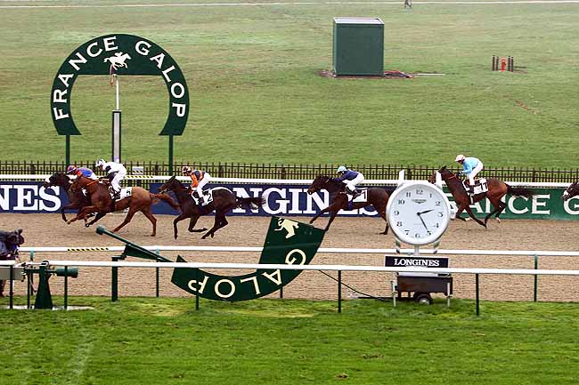 Photo d'arrivée de la course pmu PRIX DE LA ROUTE CHAPERON à CHANTILLY le Mardi 24 novembre 2015