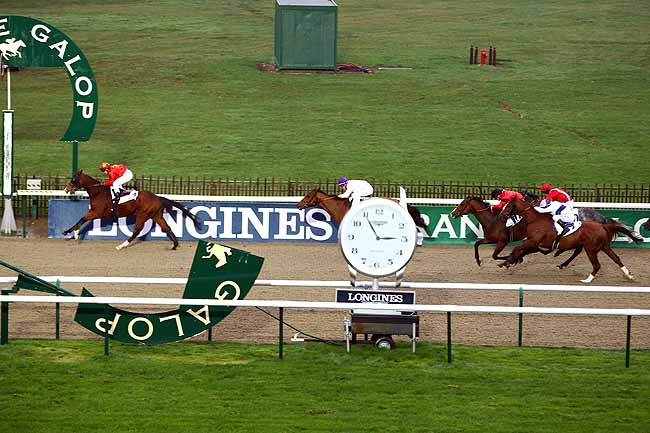 Photo d'arrivée de la course pmu PRIX HIGHEST HONOR à CHANTILLY le Mardi 24 novembre 2015