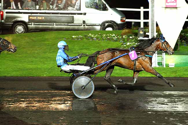 Photo d'arrivée de la course pmu PRIX FORTUNA (GR B) à PARIS-VINCENNES le Mardi 24 novembre 2015