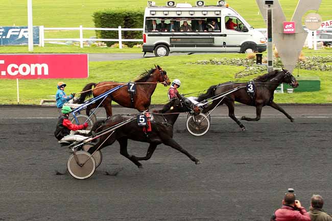 Photo d'arrivée de la course pmu PRIX DE LA CAMARGUE à PARIS-VINCENNES le Mercredi 25 novembre 2015