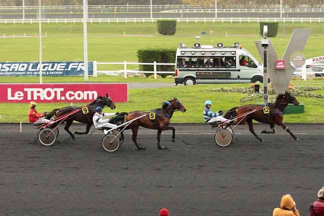 Photo d'arrivée de la course pmu PRIX DE BOUVILLE à PARIS-VINCENNES le Mercredi 25 novembre 2015