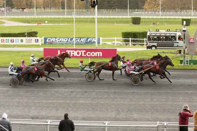 Photo d'arrivée de la course pmu PRIX DE MENNEVAL à PARIS-VINCENNES le Mercredi 25 novembre 2015