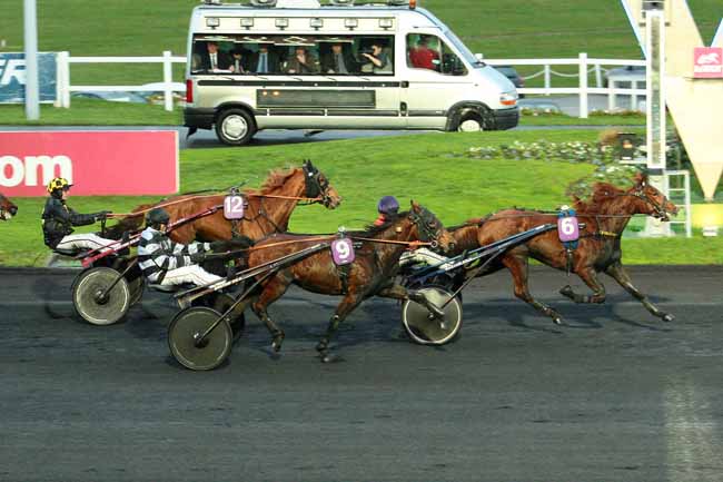 Photo d'arrivée de la course pmu PRIX DES ANEMONES (GR A) à PARIS-VINCENNES le Mercredi 25 novembre 2015