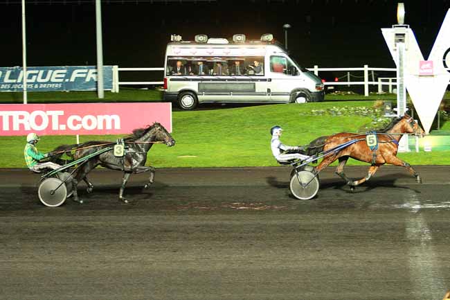 Photo d'arrivée de la course pmu PRIX DE BLANGY à PARIS-VINCENNES le Mercredi 25 novembre 2015