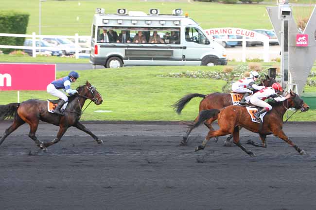 Photo d'arrivée de la course pmu PRIX DE LOUVIGNE-DU-DESERT à PARIS-VINCENNES le Jeudi 26 novembre 2015