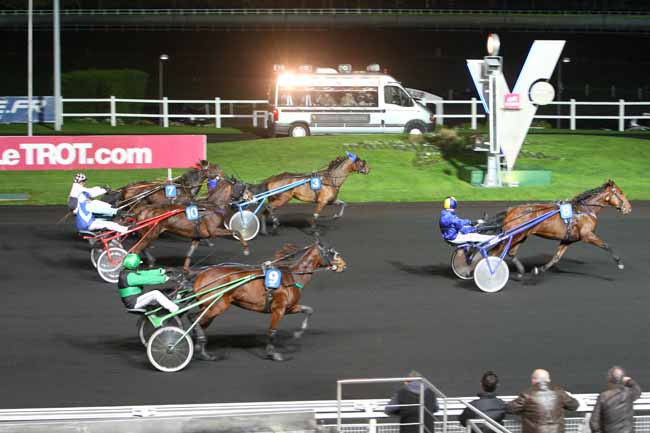 Photo d'arrivée de la course pmu PRIX DE MIRECOURT à PARIS-VINCENNES le Jeudi 26 novembre 2015