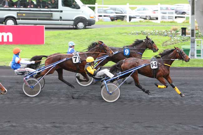 Photo d'arrivée de la course pmu PRIX DE MIRAMBEAU à PARIS-VINCENNES le Lundi 30 novembre 2015