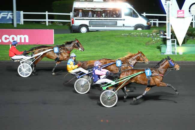 Photo d'arrivée de la course pmu PRIX DES AMANDIERS à PARIS-VINCENNES le Lundi 30 novembre 2015