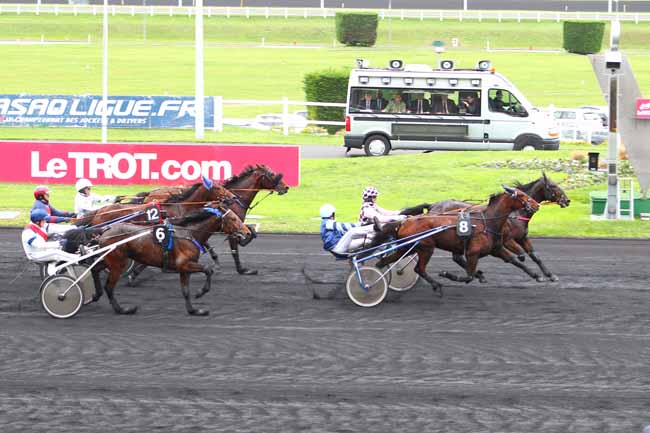 Photo d'arrivée de la course pmu PRIX DE QUINCY-SOUS-SENART à PARIS-VINCENNES le Mardi 1 décembre 2015