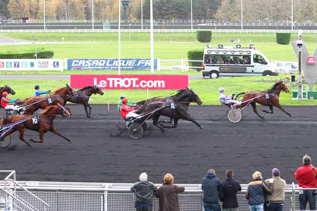 Photo d'arrivée de la course pmu PRIX DES PYRENEES à PARIS-VINCENNES le Mardi 1 décembre 2015