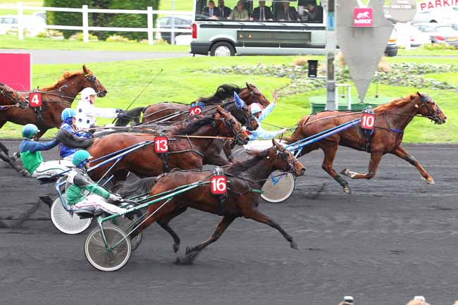 Photo d'arrivée de la course pmu PRIX DE LAON (GR A) à PARIS-VINCENNES le Mardi 1 décembre 2015