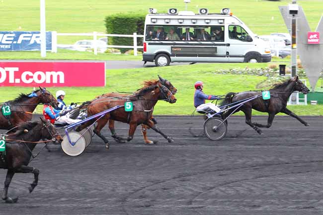 Photo d'arrivée de la course pmu PRIX DE LAON (GR B) à PARIS-VINCENNES le Mardi 1 décembre 2015