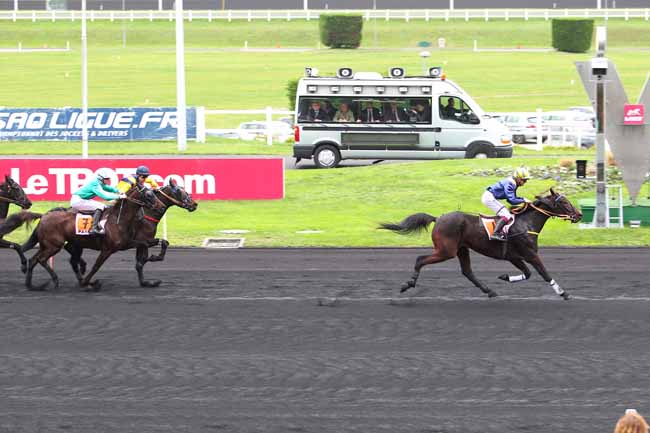 Photo d'arrivée de la course pmu PRIX D'HENNEBONT à PARIS-VINCENNES le Mardi 1 décembre 2015
