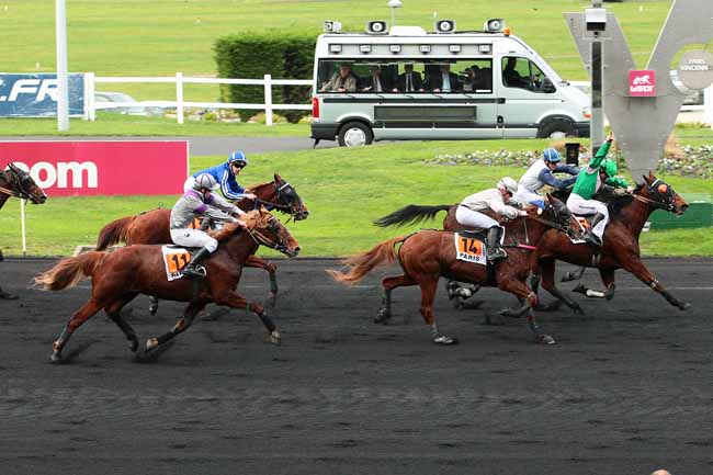 Photo d'arrivée de la course pmu PRIX D'HONFLEUR à PARIS-VINCENNES le Mercredi 2 décembre 2015