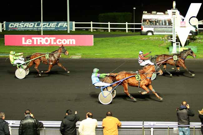 Photo d'arrivée de la course pmu PRIX DE SAINT-MALO à PARIS-VINCENNES le Mercredi 2 décembre 2015