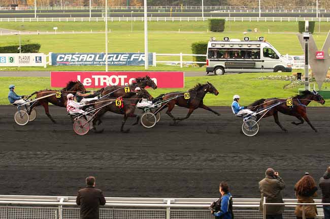 Photo d'arrivée de la course pmu PRIX DE LA VILLE DE ROYAN à PARIS-VINCENNES le Jeudi 3 décembre 2015