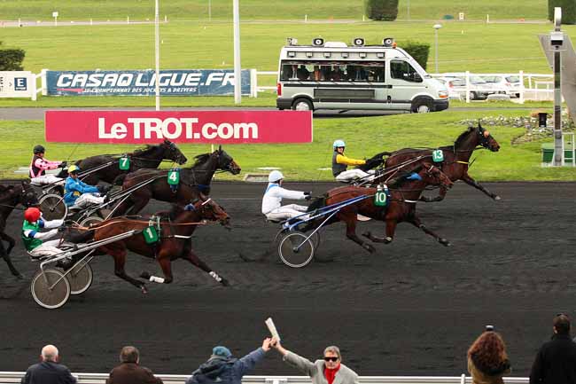 Photo d'arrivée de la course pmu PRIX DE LIMERMONT (GR B) à PARIS-VINCENNES le Jeudi 3 décembre 2015