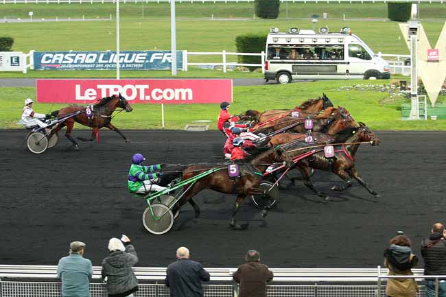Photo d'arrivée de la course pmu PRIX JEAN-MAURICE BETEAU à PARIS-VINCENNES le Jeudi 3 décembre 2015
