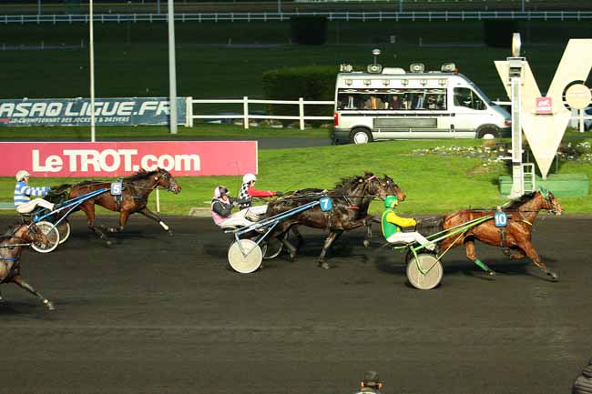 Photo d'arrivée de la course pmu PRIX DE CASTELNAUDARY à PARIS-VINCENNES le Jeudi 3 décembre 2015