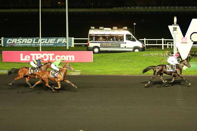Photo d'arrivée de la course pmu PRIX DE PLESSE à PARIS-VINCENNES le Jeudi 3 décembre 2015