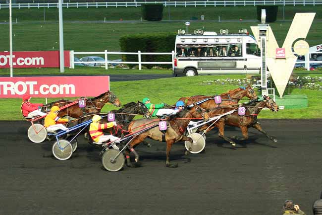 Photo d'arrivée de la course pmu PRIX DES RENCONTRES INTERNATIONALES DU TROTTEUR FRANCAIS à PARIS-VINCENNES le Samedi 5 décembre 2015