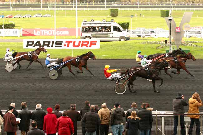 Photo d'arrivée de la course pmu MASTERS GRAND NATIONAL DES AMATEURS à PARIS-VINCENNES le Dimanche 6 décembre 2015