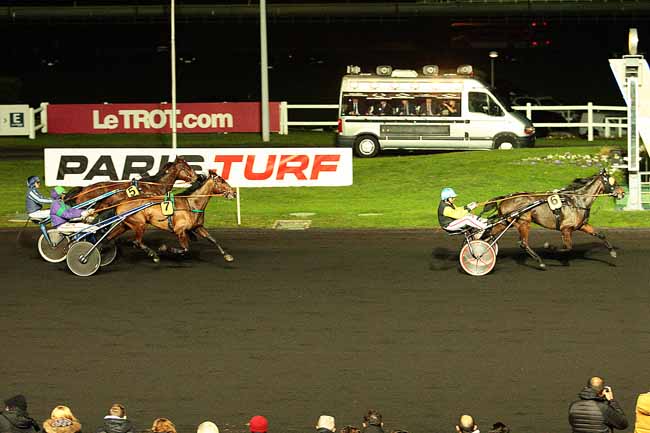 Photo d'arrivée de la course pmu PRIX DES GASTINES (PELOTON A) à ANGERS le Dimanche 6 décembre 2015
