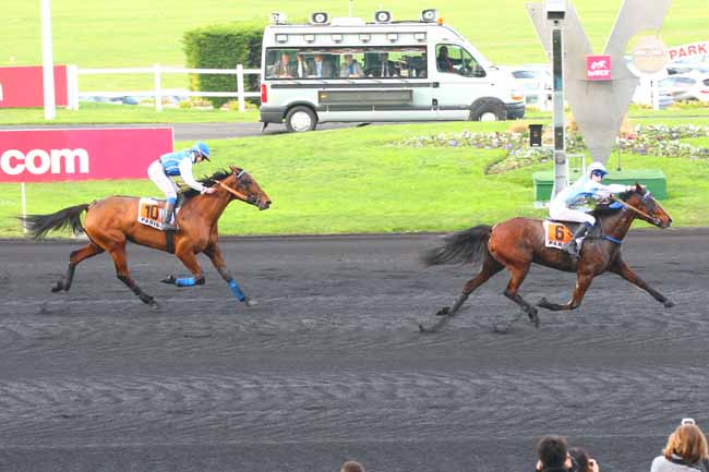 Photo d'arrivée de la course pmu PRIX DE VILLEFRANCHE à PARIS-VINCENNES le Lundi 7 décembre 2015