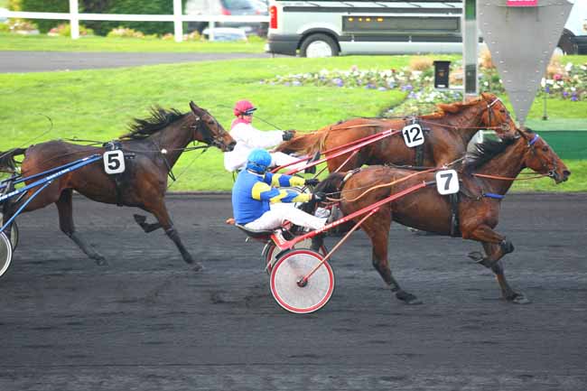 Photo d'arrivée de la course pmu PRIX DE SAUTRON à PARIS-VINCENNES le Lundi 7 décembre 2015