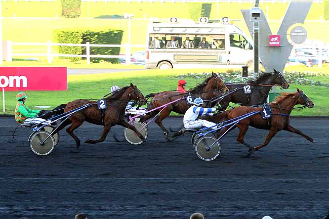 Photo d'arrivée de la course pmu PRIX DE VILLERS-COTTERETS à PARIS-VINCENNES le Mercredi 9 décembre 2015