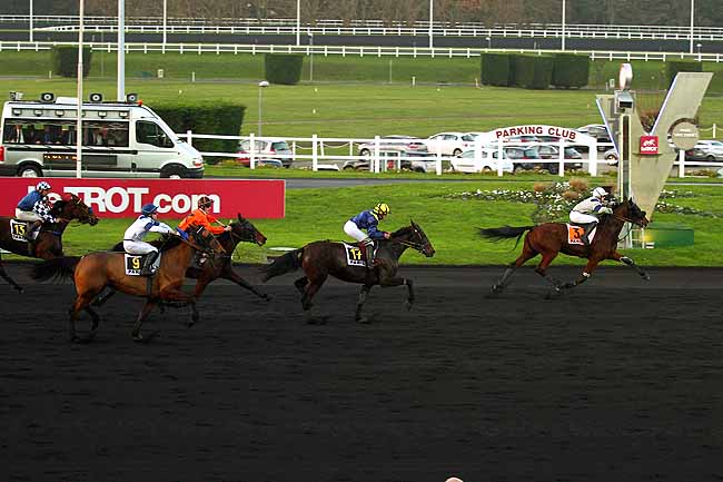 Photo d'arrivée de la course pmu PRIX DE PLOUBALAY à PARIS-VINCENNES le Mercredi 9 décembre 2015