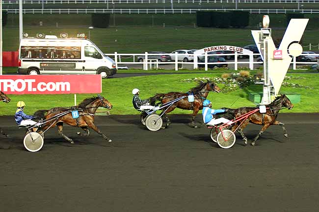 Photo d'arrivée de la course pmu PRIX DES GARDENIAS (GR A) à PARIS-VINCENNES le Mercredi 9 décembre 2015