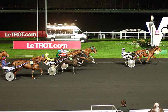 Photo d'arrivée de la course pmu PRIX DES GARDENIAS (GR B) à PARIS-VINCENNES le Mercredi 9 décembre 2015