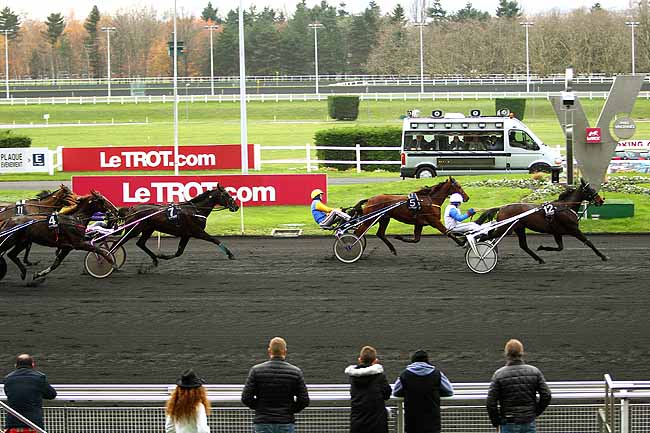 Photo d'arrivée de la course pmu PRIX DE BLOIS à PARIS-VINCENNES le Jeudi 10 décembre 2015