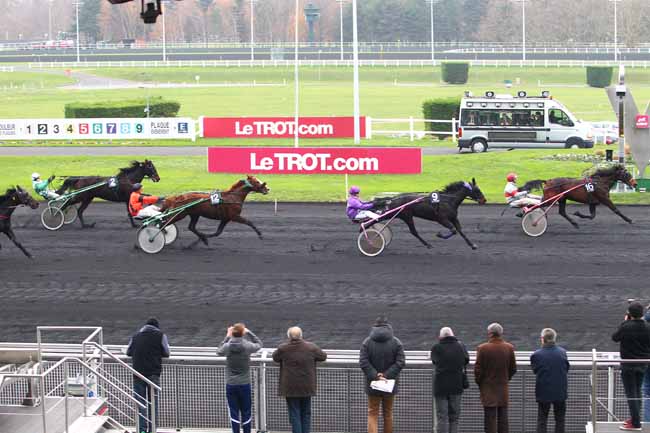 Photo d'arrivée de la course pmu PRIX DE GEMOZAC à PARIS-VINCENNES le Vendredi 11 décembre 2015