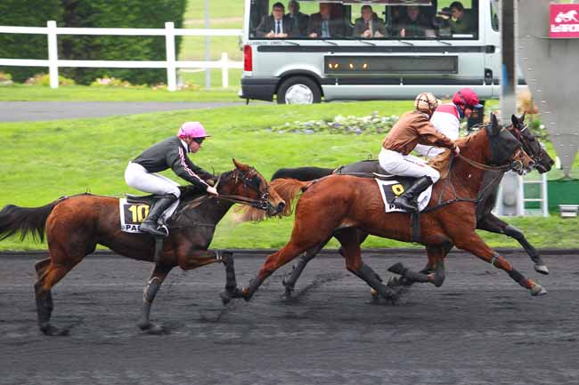Photo d'arrivée de la course pmu PRIX DE ROCROI à PARIS-VINCENNES le Vendredi 11 décembre 2015