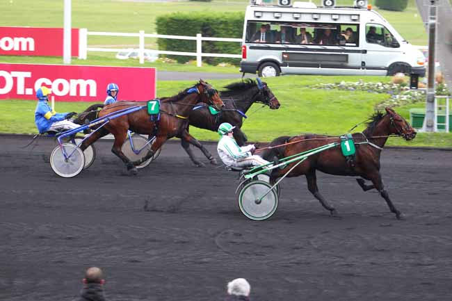 Photo d'arrivée de la course pmu PRIX DE LA TOURAINE (GR A) à PARIS-VINCENNES le Vendredi 11 décembre 2015