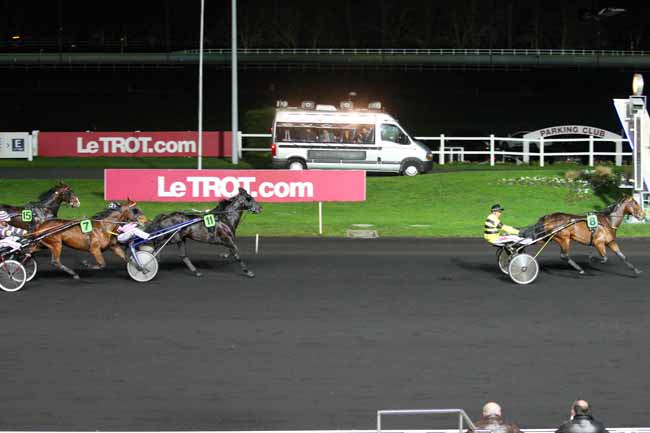 Photo d'arrivée de la course pmu PRIX DE CAUMONT à PARIS-VINCENNES le Samedi 12 décembre 2015