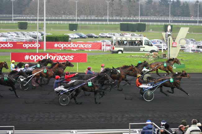 Photo d'arrivée de la course pmu PRIX DU BOURBONNAIS à PARIS-VINCENNES le Dimanche 13 décembre 2015