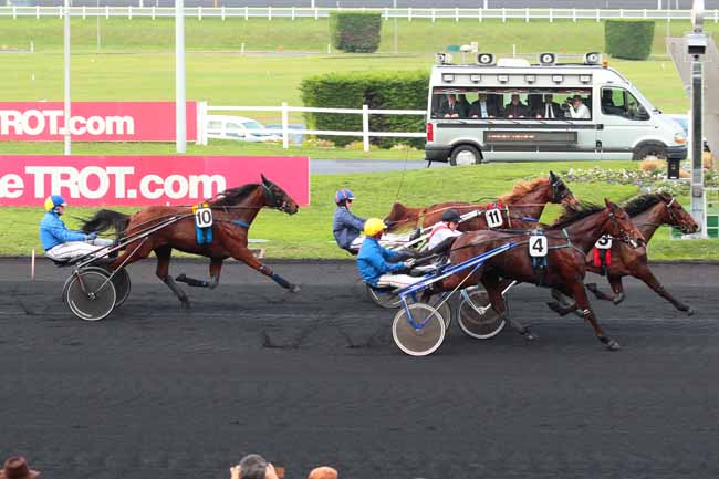 Photo d'arrivée de la course pmu PRIX DES CAMELIAS à PARIS-VINCENNES le Mardi 15 décembre 2015