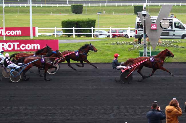 Photo d'arrivée de la course pmu PRIX DE SALON-DE-PROVENCE à PARIS-VINCENNES le Mardi 15 décembre 2015
