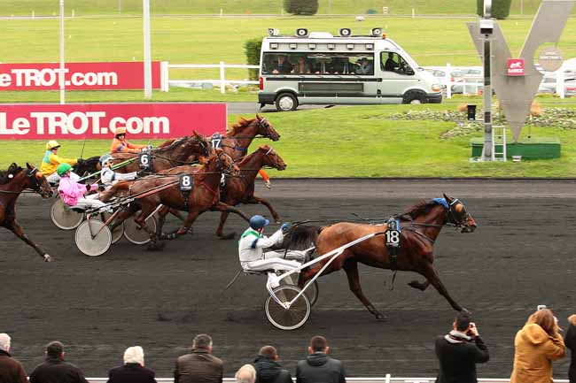 Photo d'arrivée de la course pmu PRIX GUY LUX - PAS D'ENFANTS SANS NOËL à PARIS-VINCENNES le Mercredi 16 décembre 2015