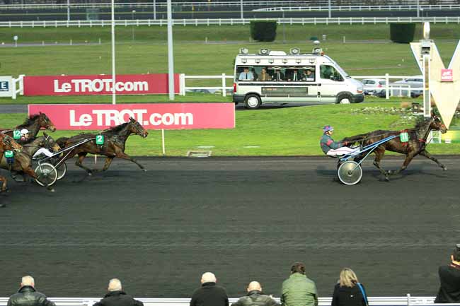 Photo d'arrivée de la course pmu PRIX DE FOS-SUR-MER à PARIS-VINCENNES le Mercredi 16 décembre 2015