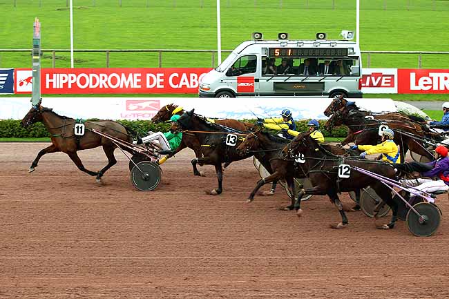 Photo d'arrivée de la course pmu PRIX DES PLATANES à CABOURG le Jeudi 17 décembre 2015