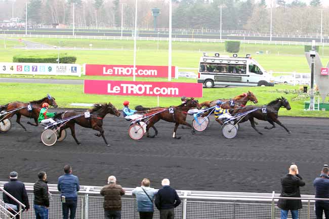 Photo d'arrivée de la course pmu PRIX DE TOURCOING à PARIS-VINCENNES le Vendredi 18 décembre 2015