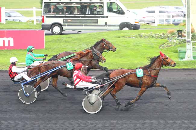 Photo d'arrivée de la course pmu PRIX DES GLAIEULS (GR B) à PARIS-VINCENNES le Vendredi 18 décembre 2015
