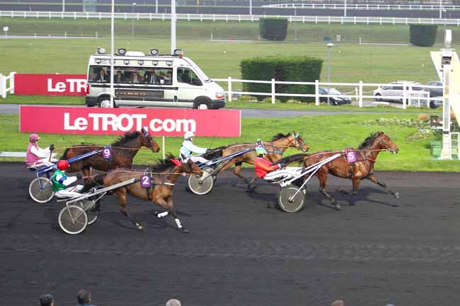 Photo d'arrivée de la course pmu PRIX DE LUSSAC à PARIS-VINCENNES le Vendredi 18 décembre 2015