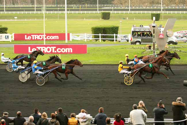 Photo d'arrivée de la course pmu PRIX OSCAR COLLARD à PARIS-VINCENNES le Samedi 19 décembre 2015